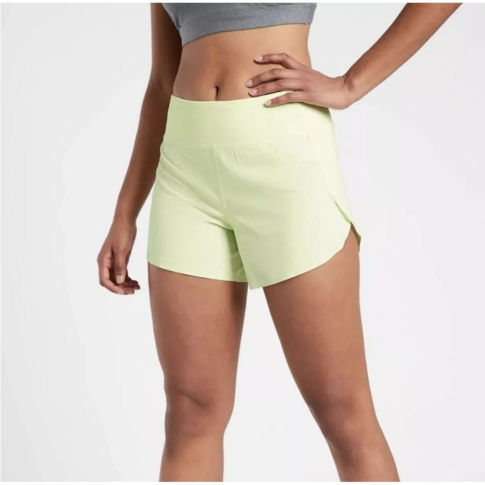 Athleta Run With It 4.5” Short in Tequila Green - Size XS